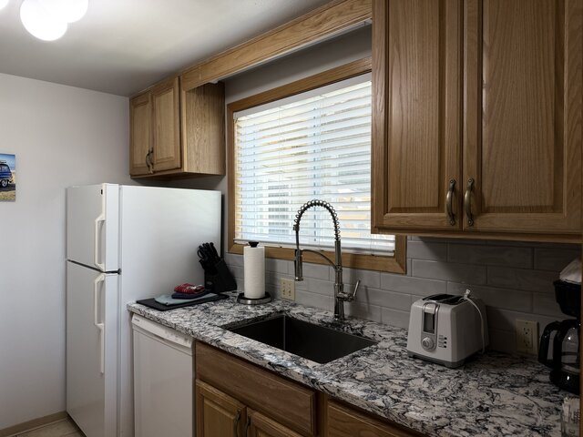 Image 7 for 112) Studio, full kitchen, pet friendly