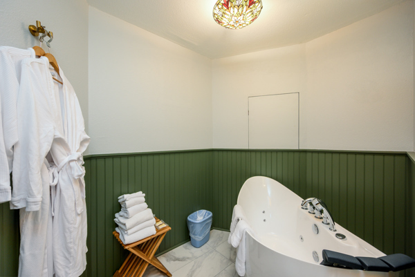 Image 9 for 130) 1BR Suite, 1 bath, no pets