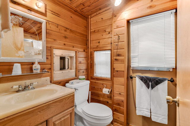 Image 6 for 08) Caboose #8 (2 Full Beds) - Red Bay Window Caboose