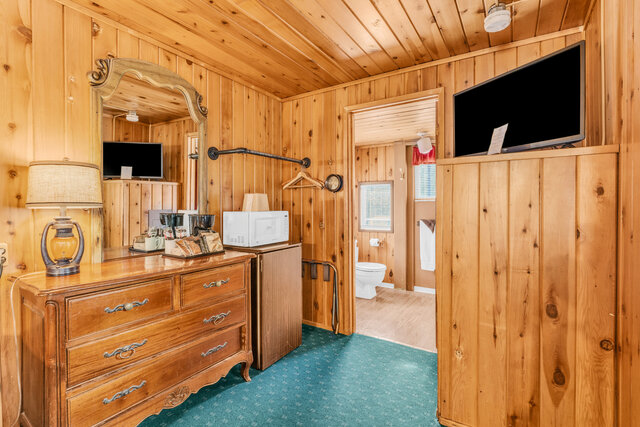 Image 10 for 14) Caboose #14 (1 Queen, 3 Twins) - McCloud River