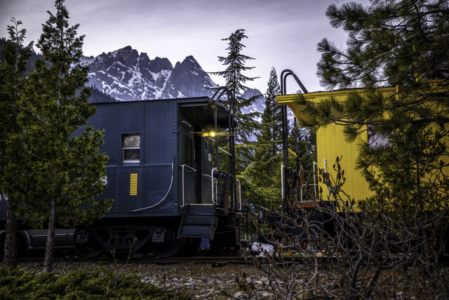 Image 19 for 01) Caboose #1 (1 King, 1 Twin) - Erie Yellow Caboose