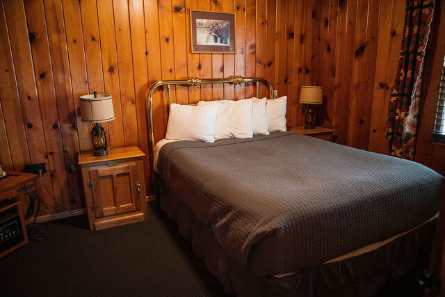 Image 3 for 06) Cabin #6 (2 Bdrm, 2 Queens) - B&B Gang Cabin