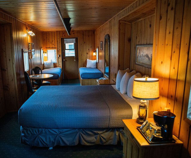 Image 3 for 18) Caboose #18 (1 Queen, 2 Twins) - Great Northern