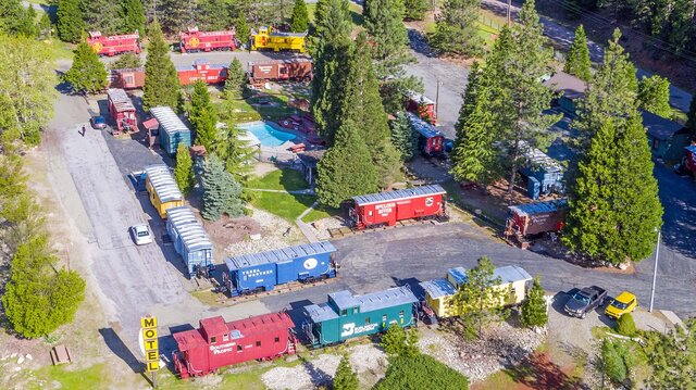 Image 9 for 01) Caboose #1 (1 King, 1 Twin) - Erie Yellow Caboose