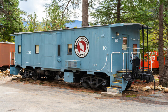 Image 2 for 10) Caboose #10 (1 Queen, 2 Twins) - Blue Caboose