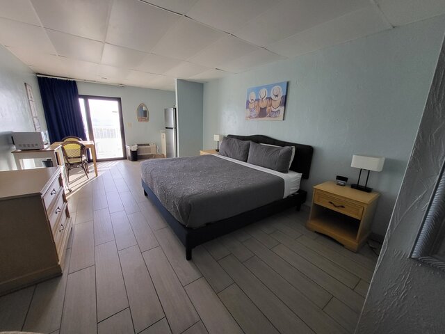 Image 1 for Poolside King