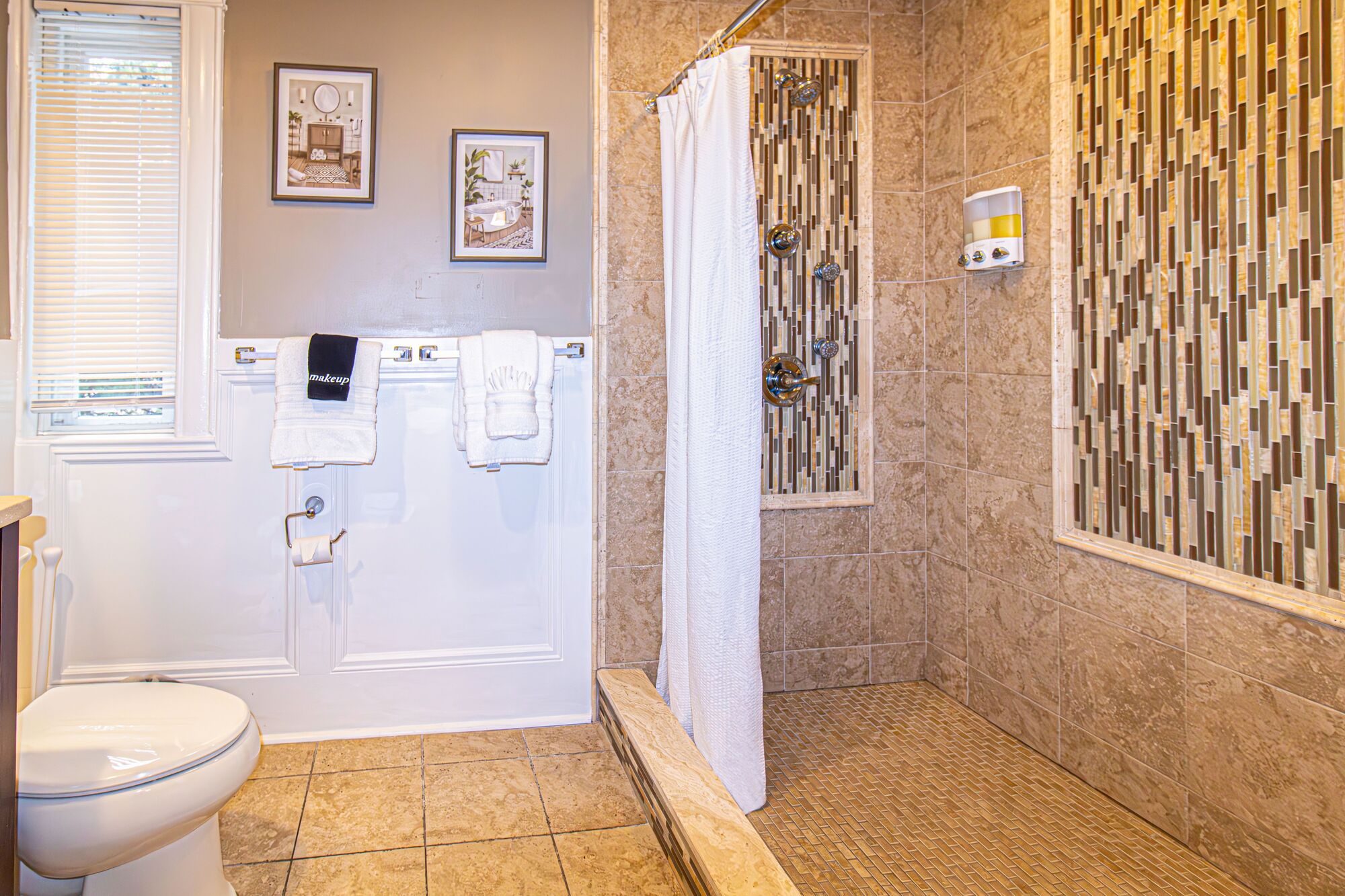 Image for 03) Diamond Lil's (King)