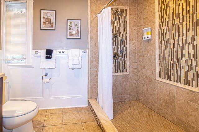 Image 1 for 03) Diamond Lil's (King)