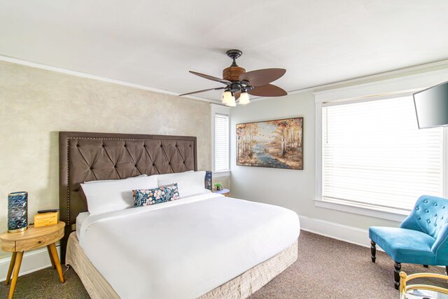 Image 4 for 03) Diamond Lil's (King)