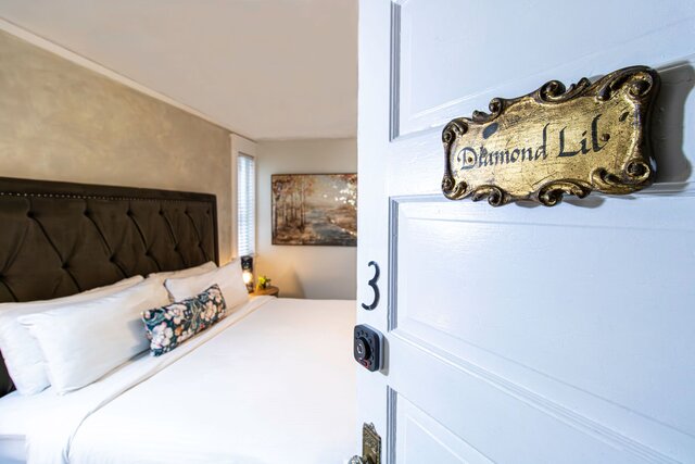 Image 6 for 03) Diamond Lil's (King)