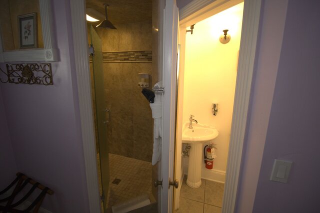 Image 3 for 07) Rawlings' Bungalow (Queen)