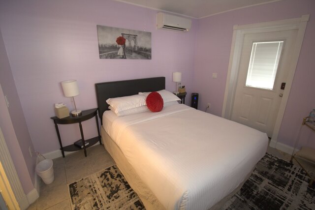 Image 2 for 07) Rawlings' Bungalow (Queen)