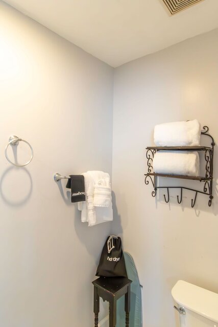 Image 3 for 08) Anna's Hideaway (King)