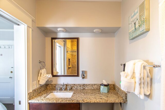 Image 2 for 03) Diamond Lil's (King)