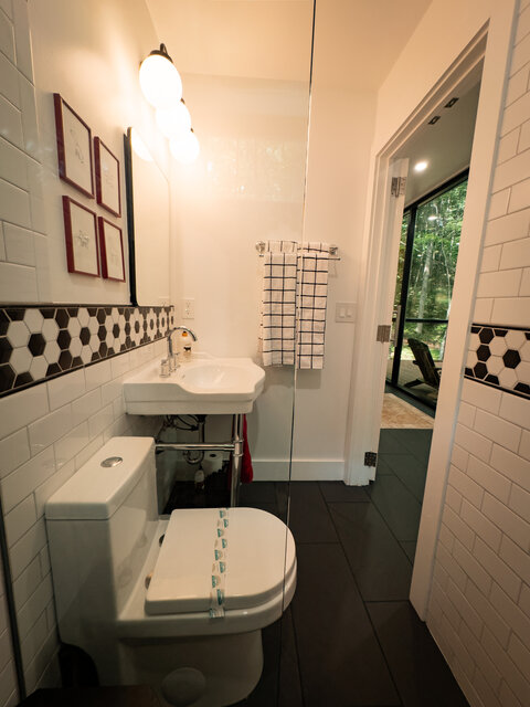 Image 16 for Glass Suite - Unit 2 (Pet friendly)