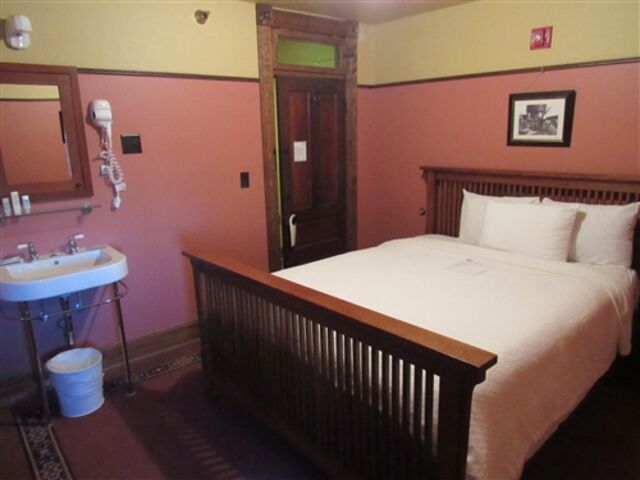 Image 1 for 305) Queen Full Bath