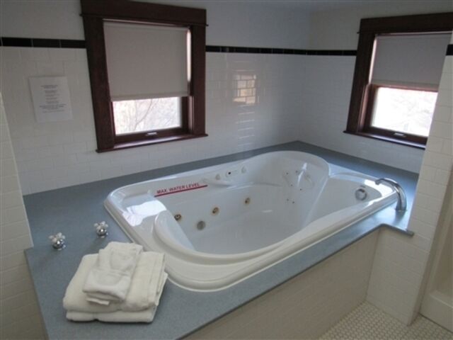 Image 1 for 312) Queen Jacuzzi Suite