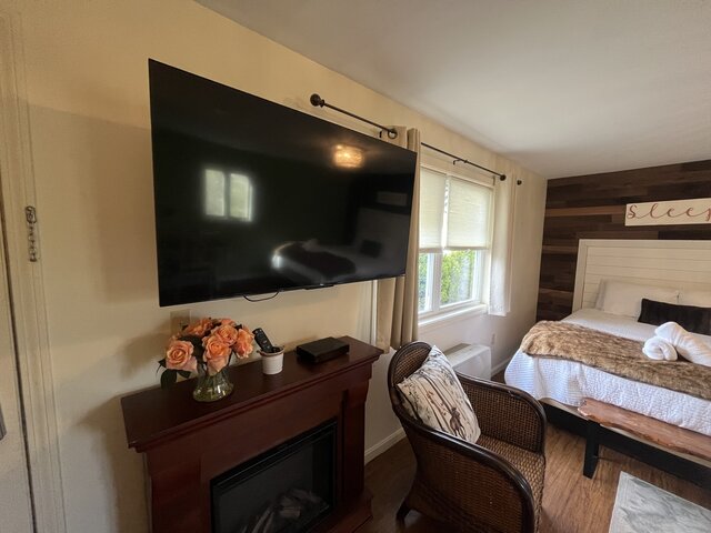 Image 5 for 18)  Room with Two Queen Beds/Fireplace / NO PETS