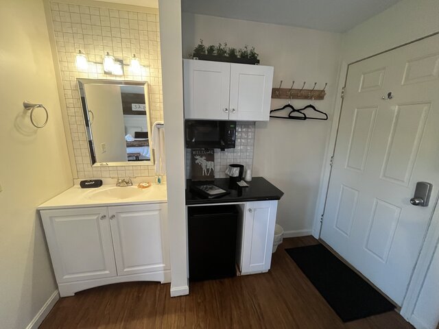 Image 2 for 18)  Room with Two Queen Beds/Fireplace / NO PETS