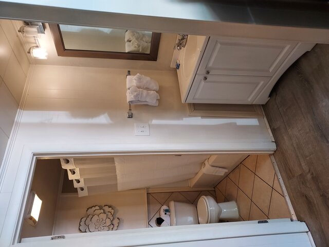 Image 3 for 11) Queen Room