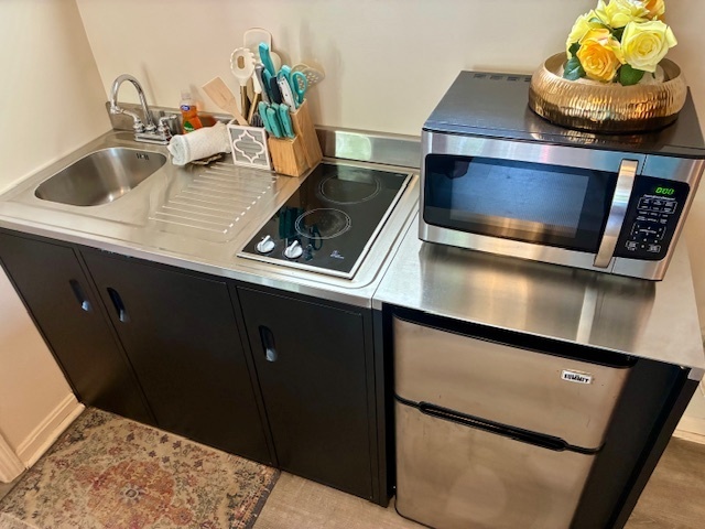 Image 5 for 03) King Kitchenette /Fireplace