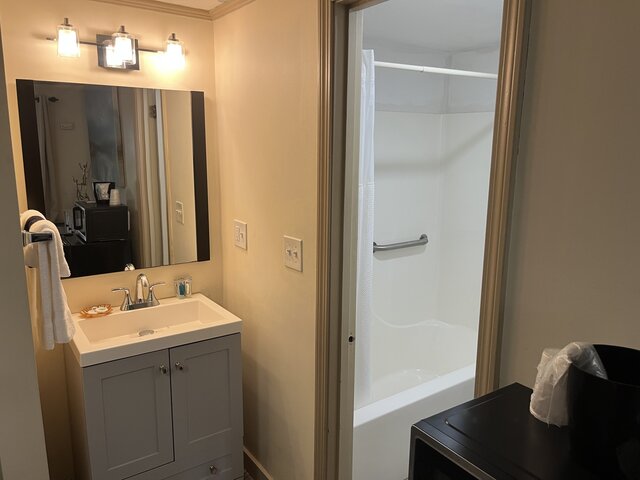 Image 2 for 12/ Queen Room