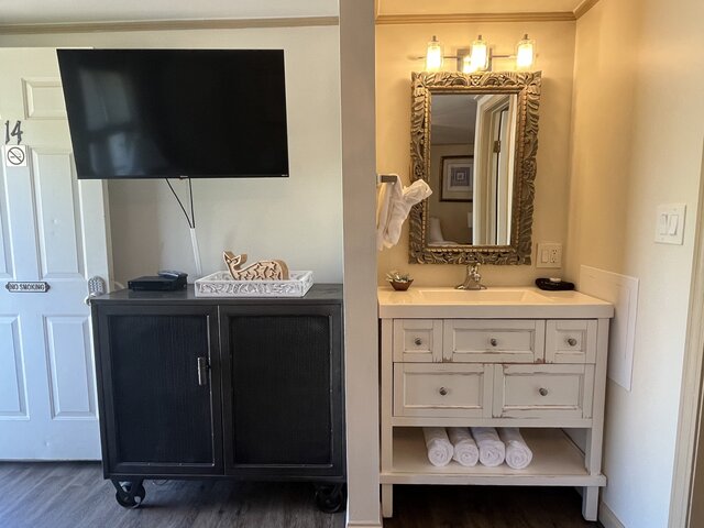 Image 4 for 14/ King Room
