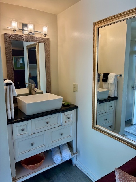 Image 7 for 03) King Kitchenette /Fireplace