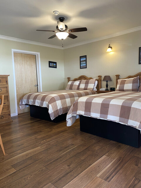 Image 1 for 2 Double Beds NO PETS (tub/shower combo)
