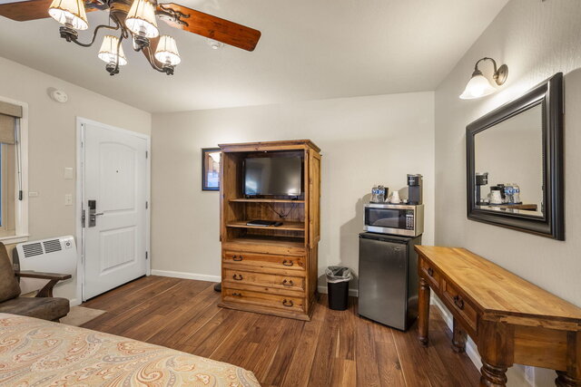 Image 3 for Queen Mini Suite NO PETS (tub/shower combo)