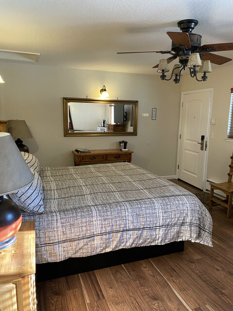 Image 4 for King Suite NO PETS (tub/shower combo)