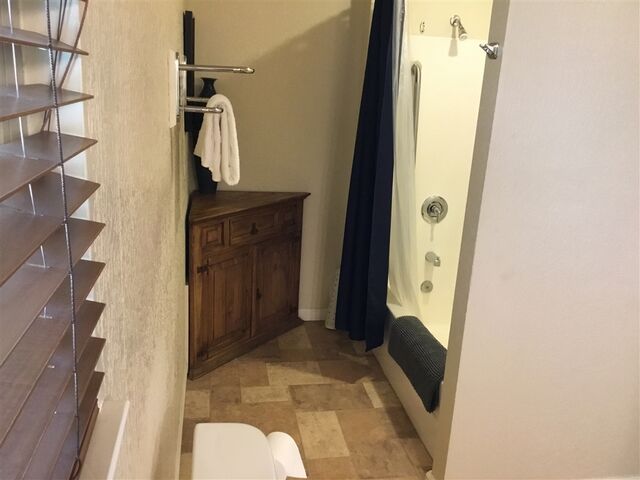 Image 6 for King Suite NO PETS (tub/shower combo)