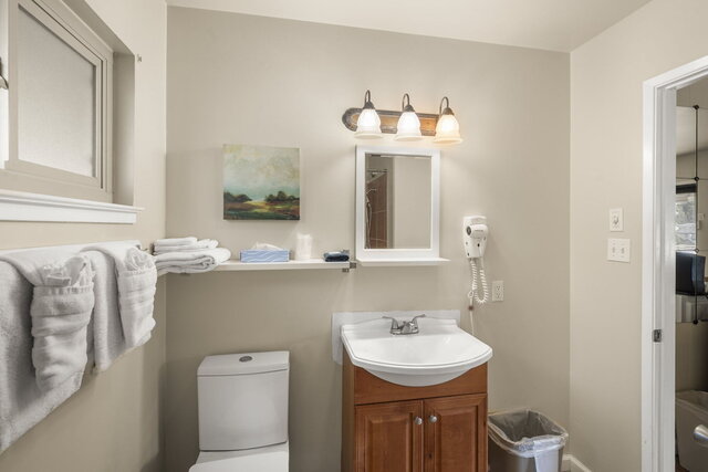 Image 5 for Standard King pet friendly (tub/shower combo)