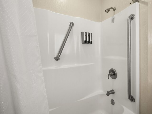 Image 4 for 2 Double Beds NO PETS (tub/shower combo)