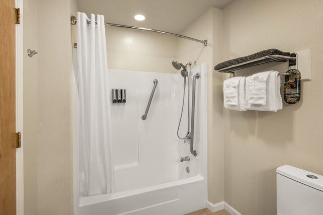 Image 5 for Queen Mini Suite NO PETS (tub/shower combo)