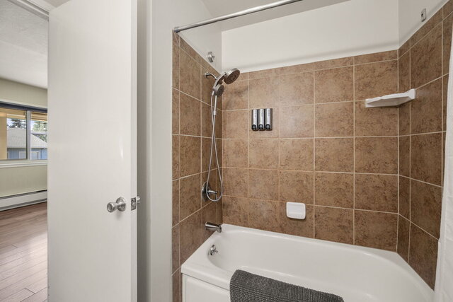 Image 6 for Standard King pet friendly (tub/shower combo)