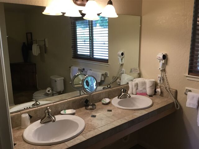 Image 5 for King Suite NO PETS (tub/shower combo)