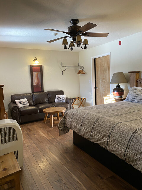 Image 2 for King Suite NO PETS (tub/shower combo)
