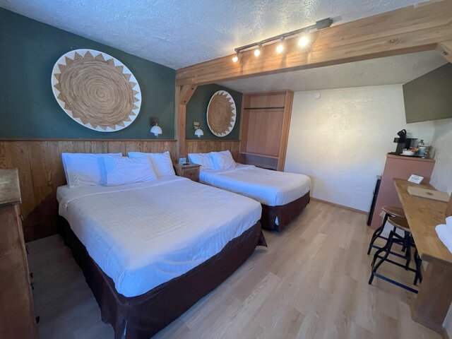 Image 2 for 06 Double Queen - Hotel Room