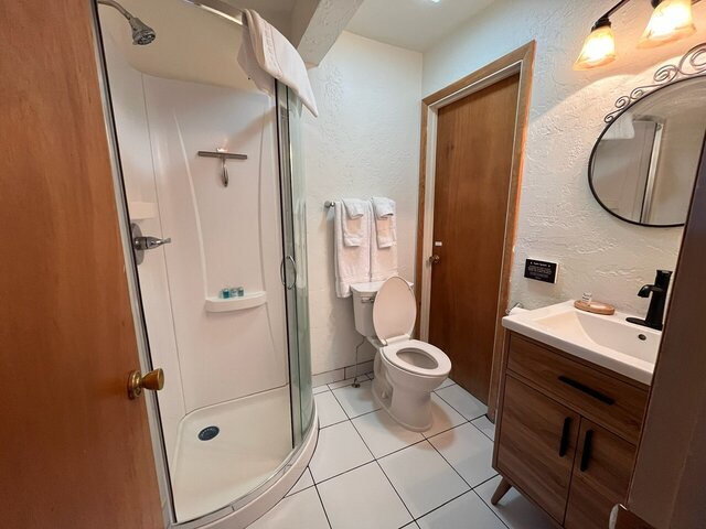 Image 3 for 08 Double Queen Bed - Hotel Room