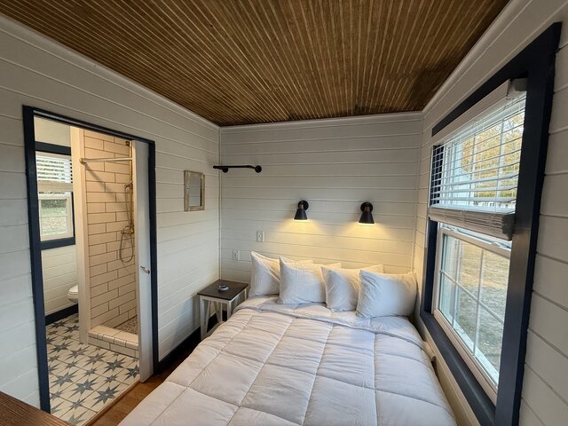 Image 14 for Cottage 8: Lakefront Studio | Sleeps 4