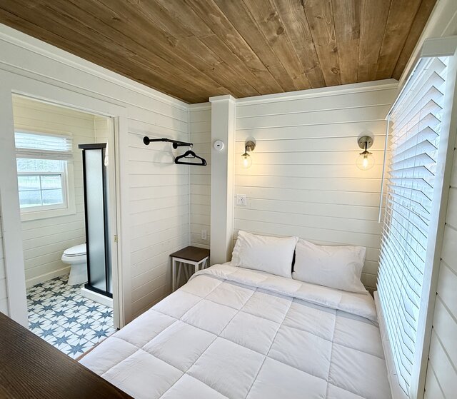 Image 6 for Cottage 8: Lakefront Studio | Sleeps 4