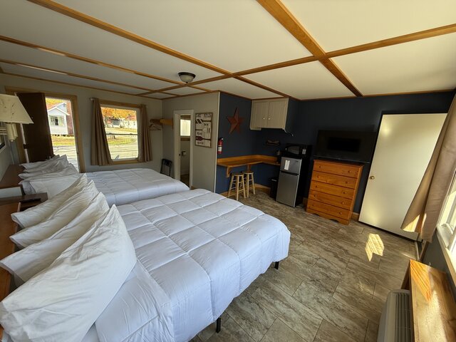 Image 20 for Double Queen Rooms | Sleeps 4-5