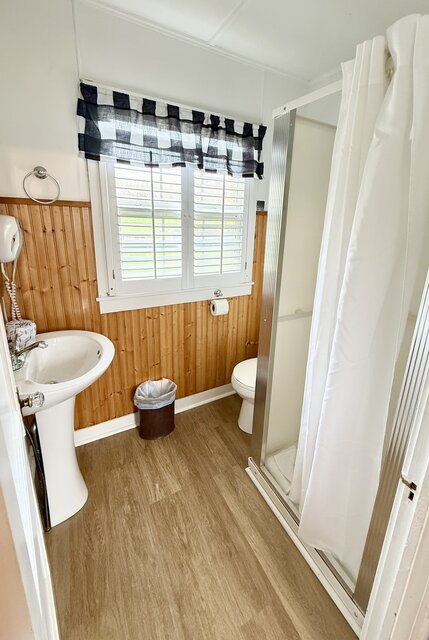 Image 9 for Cottage 9: Lakefront One-Bedroom | Sleeps 6