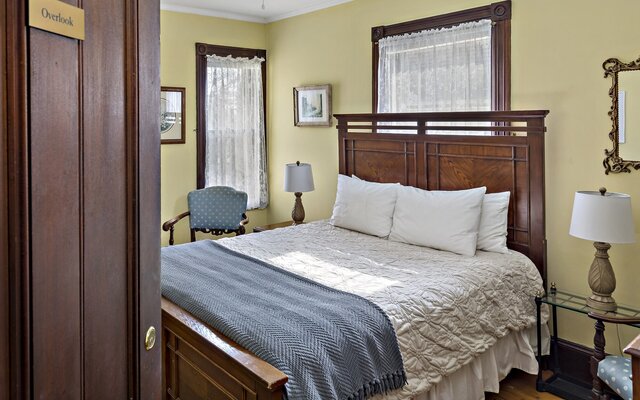 Image 5 for The Overlook Room