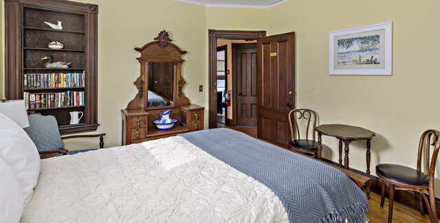 Image 3 for The Overlook Room