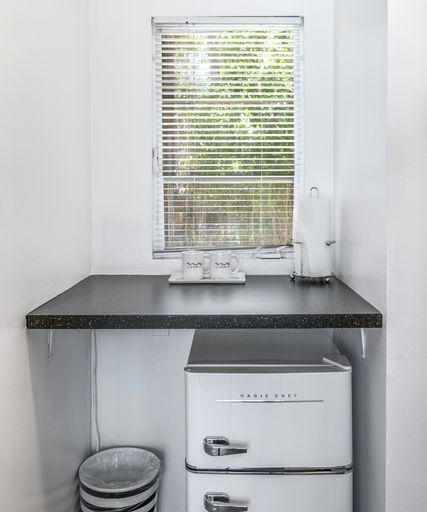 Image 6 for Deluxe King Suite with Kitchenette
