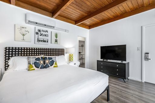 Image 5 for Deluxe King Suite with Kitchenette