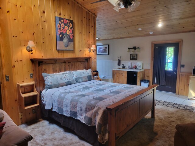 Image 1 for 12) Honeymoon Suite