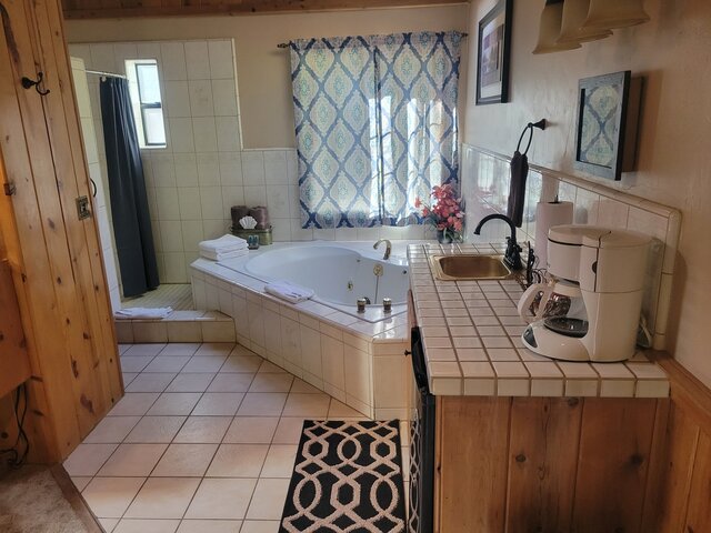 Image 3 for 12) Honeymoon Suite